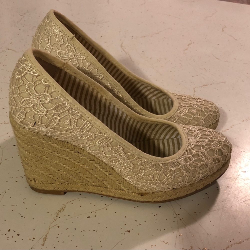 Cute spring-time wedges size 6 🌷